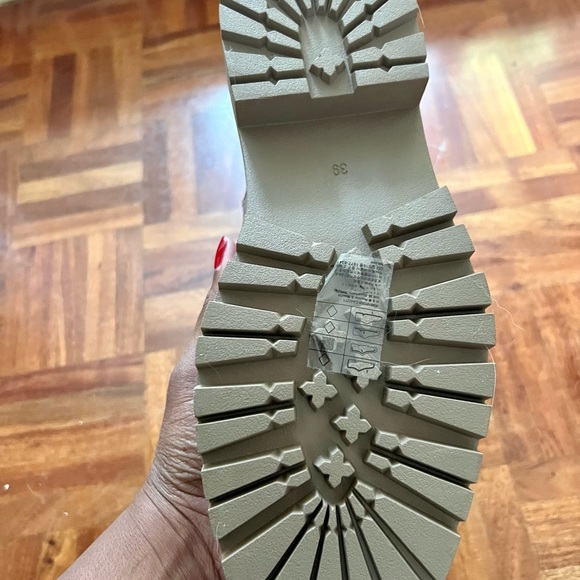 Pair of Chelsea boots NEVER worn… - Picture 7 of 8